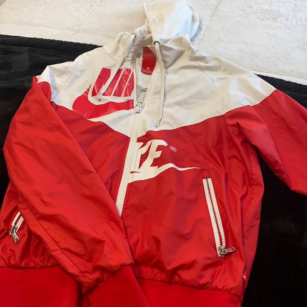 NIKE WOMENS WINDBREAKER